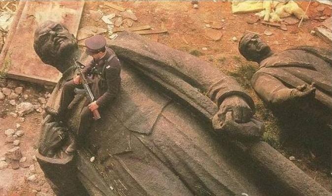 戈尔巴乔夫苏联解体事件,东欧剧变是由什么引起的