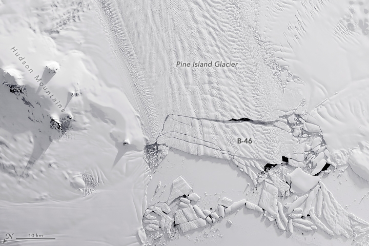 南极冰川爆发,南极最大冰山融化呈现血红色的水