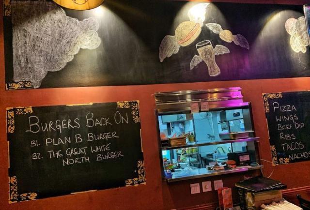 头一次在足球酒吧吃到90块钱的玉米片贵到离谱却好吃至极