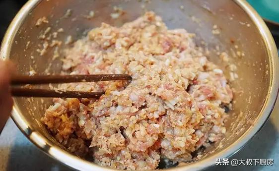 淮扬菜系的特色菜红烧狮子头,红烧狮子头荸荠淮扬菜