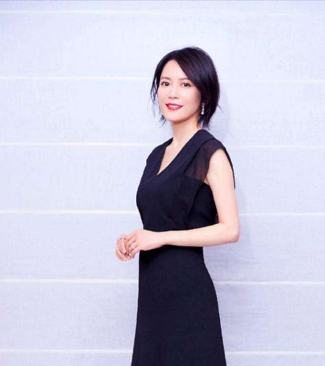 五十岁女人满头白发适合什么发型,30岁白发多不想染适合什么发型