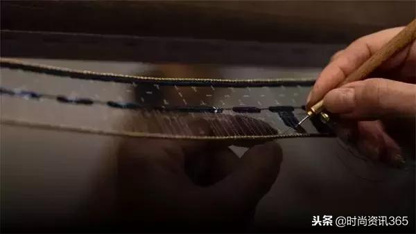 “埃及风”也刮到了时尚圈？CHANEL用金丝银线为你解答！