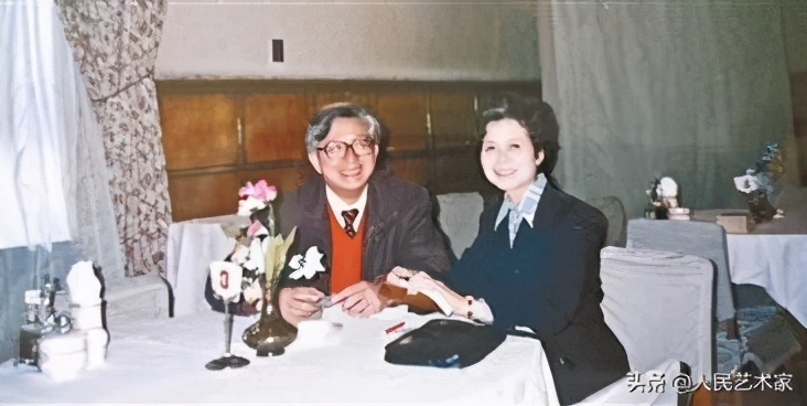 她是中国第一位电视播音员，师从开国大典播音员，发掘赵忠祥，指导敬一丹，是白岩松心中让央视变柔软的存在