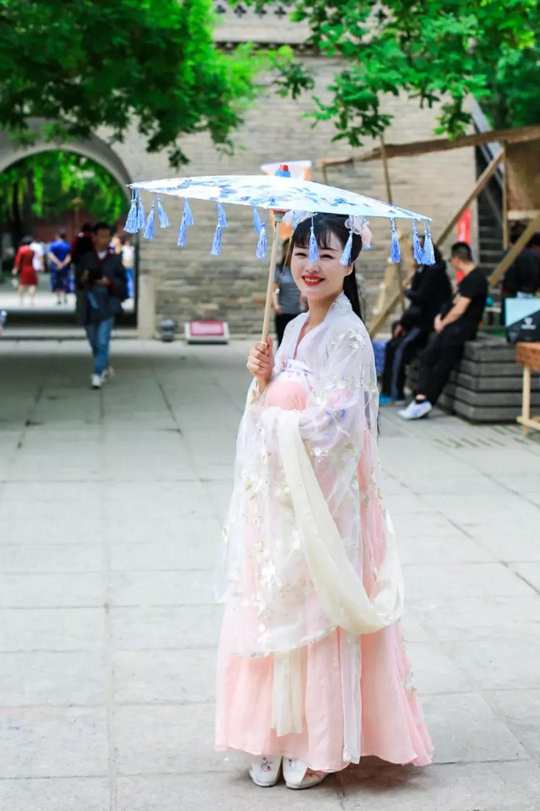 西安汉服秀视频,西安曲江池汉服秀