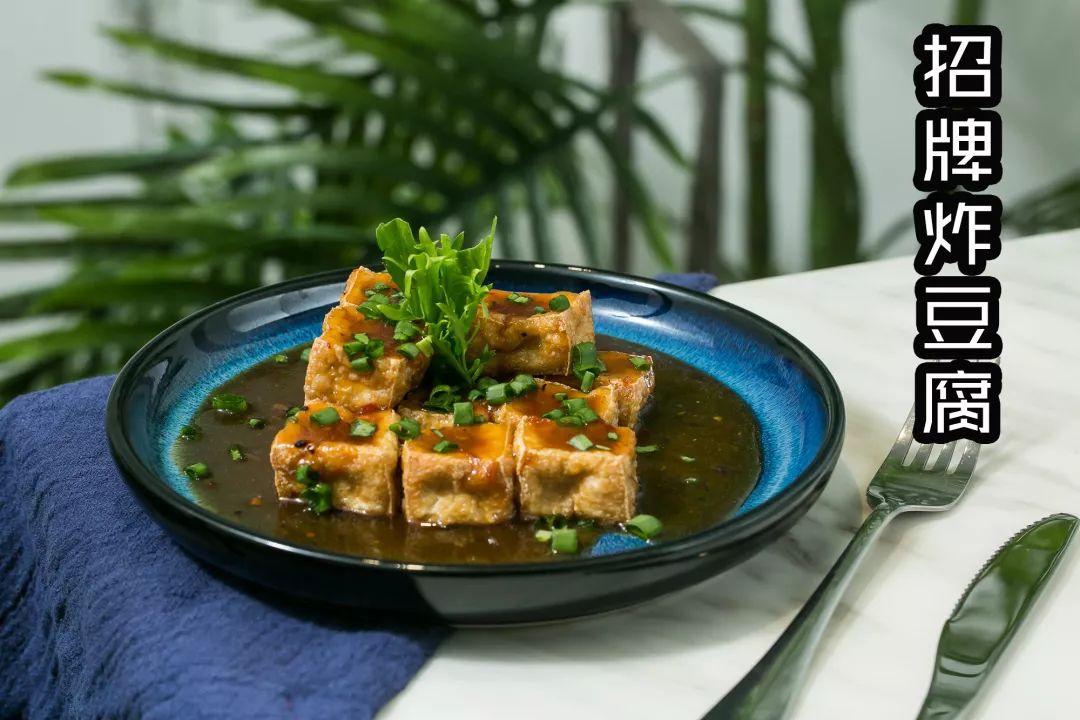 双色的双层小店，晚上有满天星星，呆足一天也不够