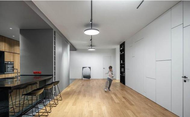 她将两套房子里头打通,客厅大到可以“踢足球”,网友:太豪气了