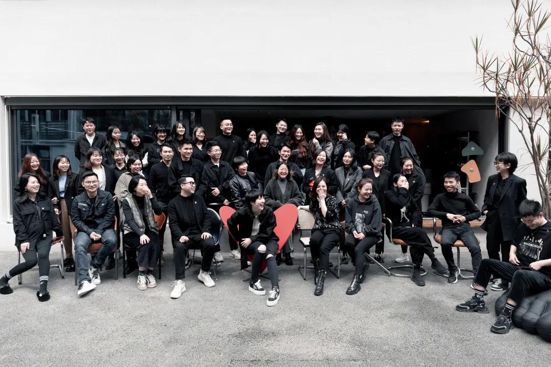 她从欧洲背回月球灯，“明明如月，何时可掇”，把家变成了艺术馆