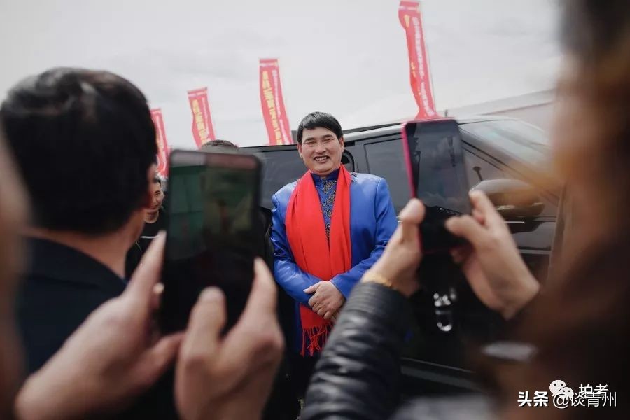 大衣哥朱之文买新车引围观,大衣哥朱之文被农民围观