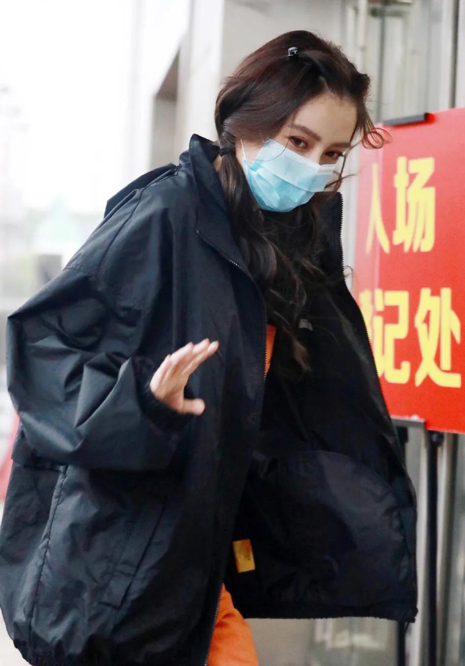 防疫造型大赛第二弹，杨幂热巴刘雯...戴口罩也挡不住的时髦感