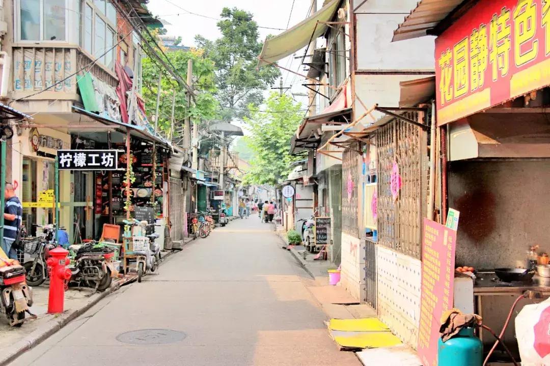 武昌这所低调的大学坐拥一线江景，教学楼窗外就是黄鹤楼