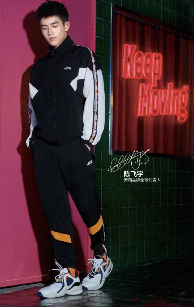 恭喜肖战成为李宁全球潮品代言人,肖战李宁走秀现场台下明星反应