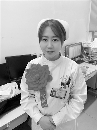 90后护士跪地救人完整视频,90后护士跪地急救老人