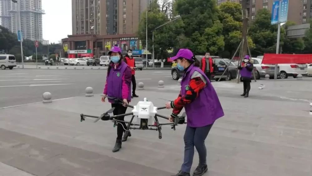 疫情当前，她们变身送菜队、厨娘、代购员、无人机女飞手……