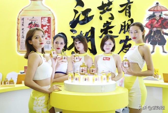 00后的小伙子卖衣服一年赚100万,2000年小伙卖衣服月入7百万