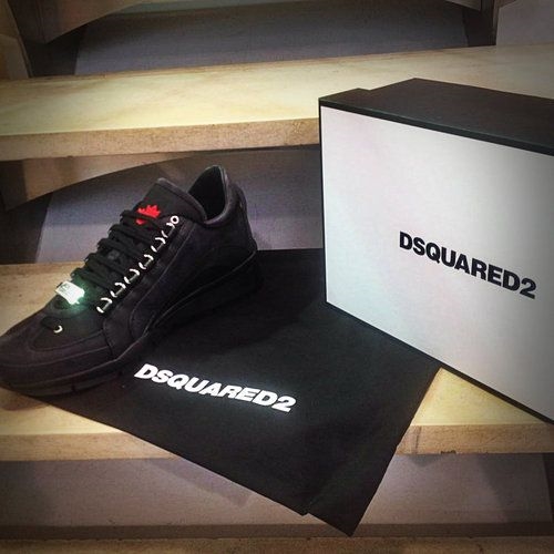 三道杠运动鞋是阿迪五道杠当然是说DSQUARED2了