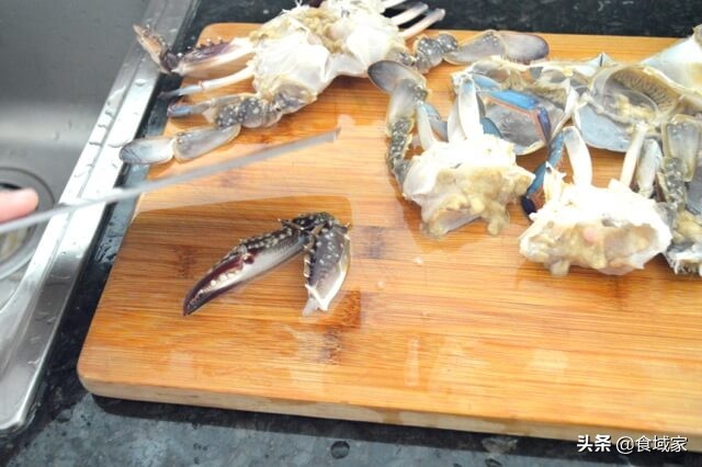 吃螃蟹的6个步骤简直完美,怎么处理螃蟹做葱姜梭子蟹
