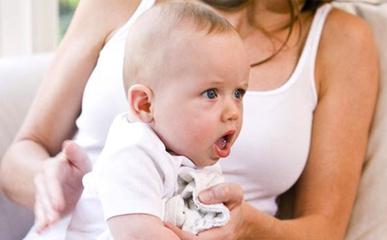 宝宝胀气一直闹怎么办,宝宝经常胀气宝妈要注意什么饮食