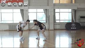 进攻犯规和防守犯规的姿势及讲解,什么是进攻什么是防守