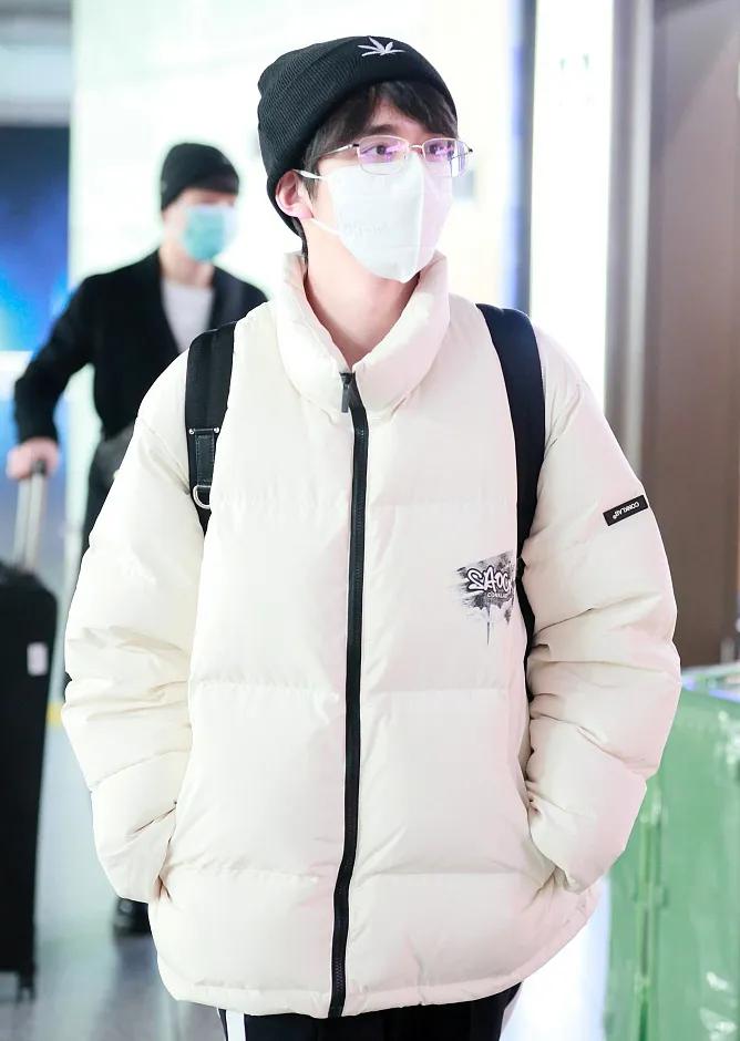 防疫造型大赛第二弹，杨幂热巴刘雯...戴口罩也挡不住的时髦感