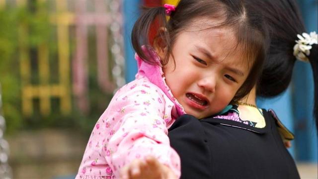 孩子非要UGG，店员煽风点火，路人一番话解决妈妈的困境