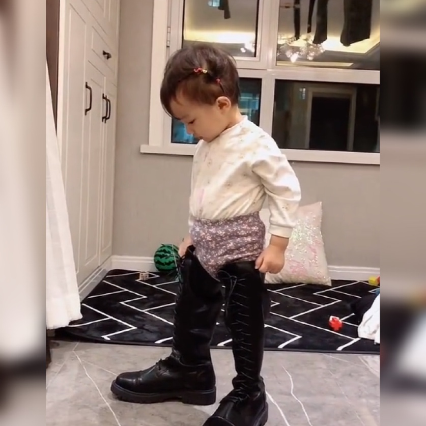 萌娃穿妈妈靴子,小孩穿妈妈长靴子视频