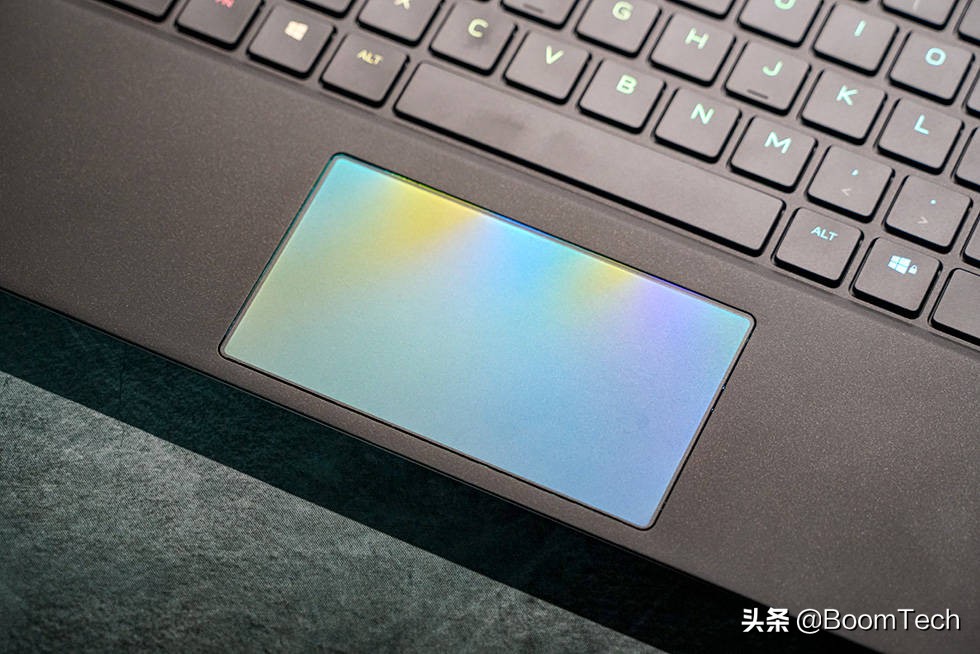 将4只风扇塞入厚度仅有16mm的纤薄游戏本内聊聊Alienwarex15R1