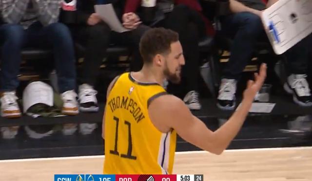 10图看进球后的庆祝动作:库里伸出手指指向天,韦德表情霸气至极