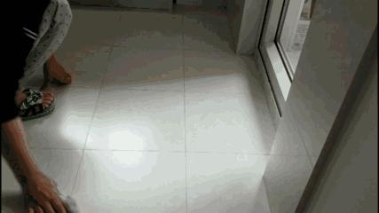 地板用什么拖把拖得比较干净,拖把轻轻拖几下地板就变干净了