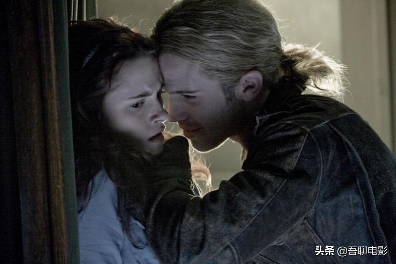 一部风靡全球的奇幻片，小伙死后变成吸血鬼，单手可以推开汽车