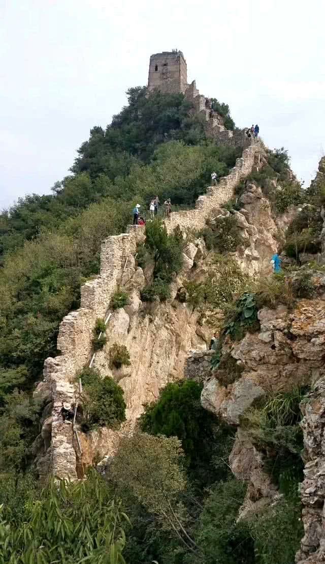 驴友攀爬中国最危险的长城,驴友爬箭扣野长城踩空坠崖
