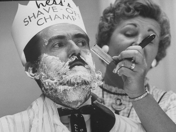 装进钱包的卡片式剃须刀，日本武士刀材质，0.05mm超薄刀网