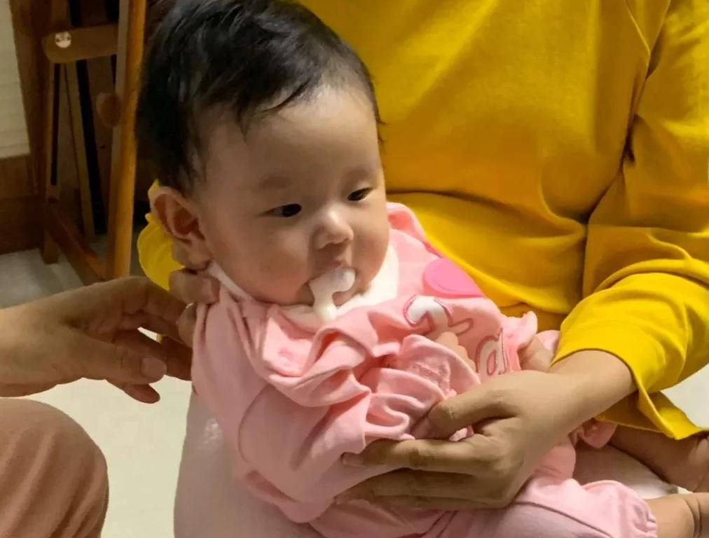 小宝宝吐奶又爱哭怎么回事,宝宝吐奶拍背以后为什么就能睡觉