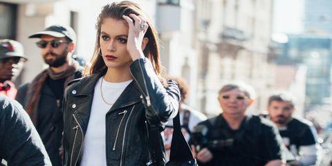 刘雯黑色皮衣怎么搭配 (刘雯同款凯莉单肩包搭什么色衣服)