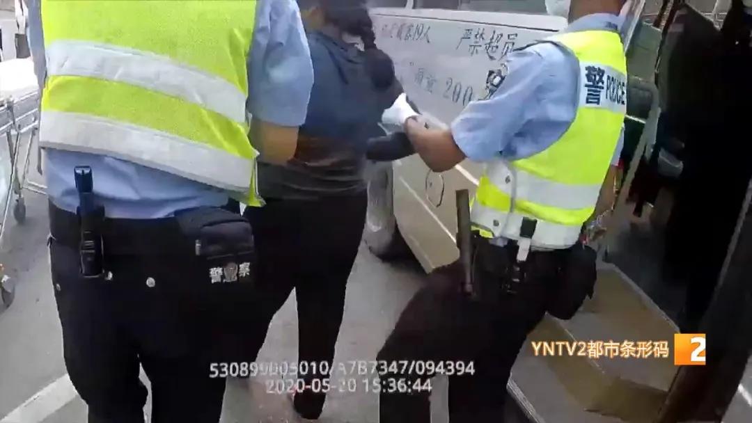 老人突然倒地抽搐路过护士急救,老人突然抽搐失去意识后又恢复