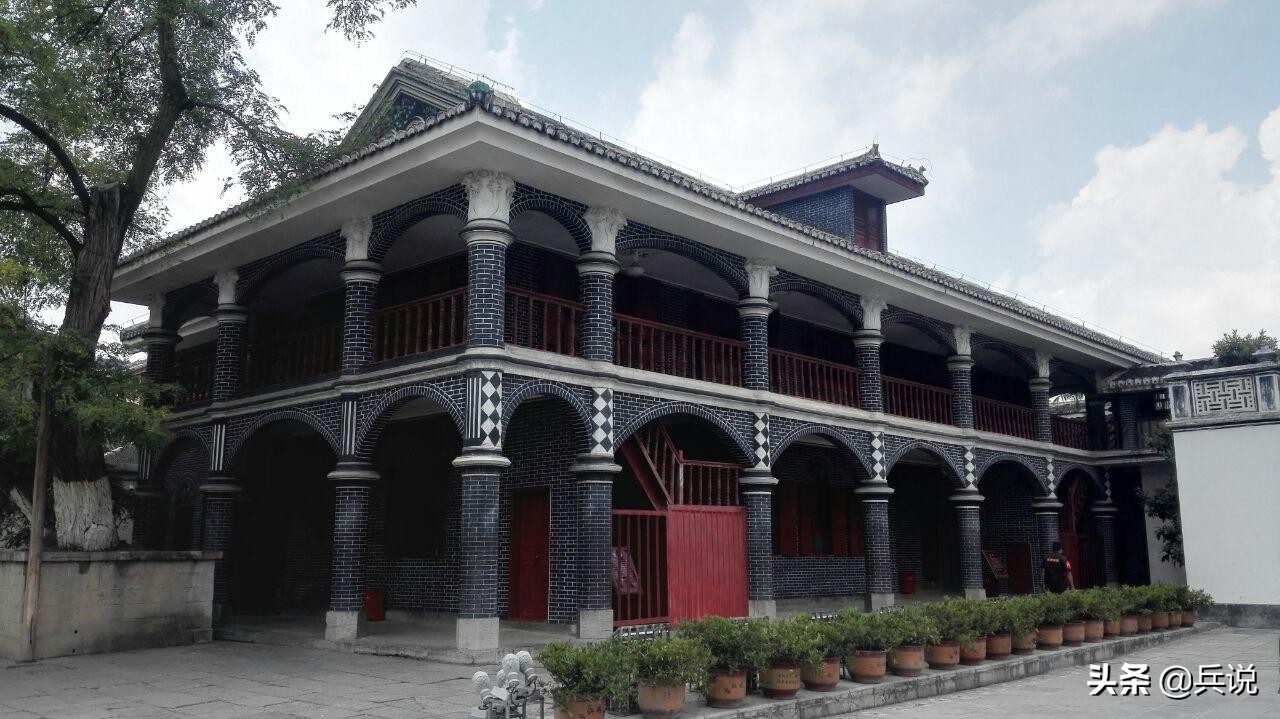 红军翻越雪山军需处长被冻死故事,红军过雪山草地遗体成悲壮路标