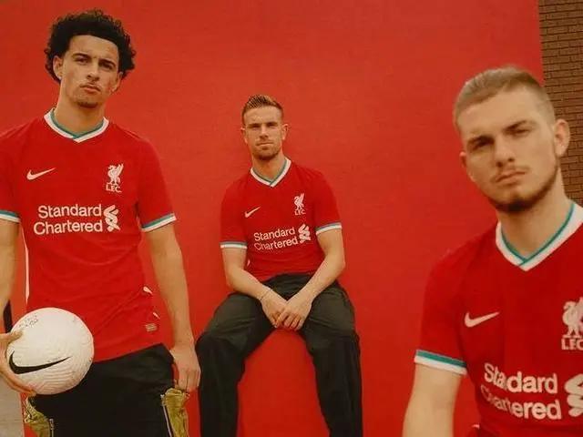 詹姆斯红色衣服坐场边,詹姆斯身穿利物浦球衣