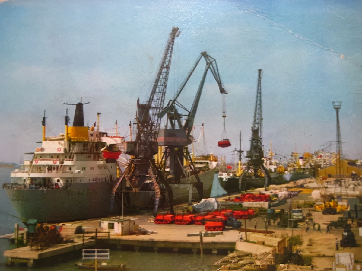 天津青年路的老照片1990年,天津市南京路图片