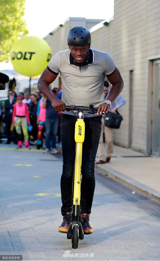 博尔特玩滑板车,博尔特骑滑板车