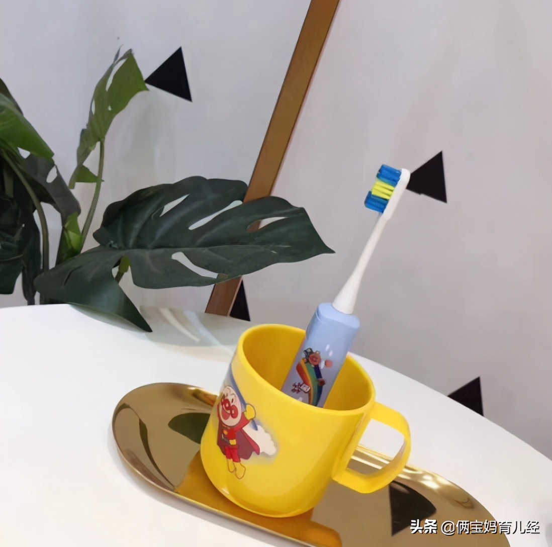 电动牙刷刷牙正确使用方法图解,电动牙刷刷牙的正确方法视频教程