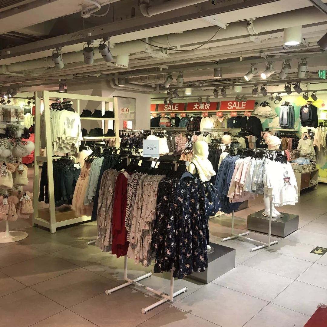 我带身高155的同事来到童装部，结果她逛疯了……