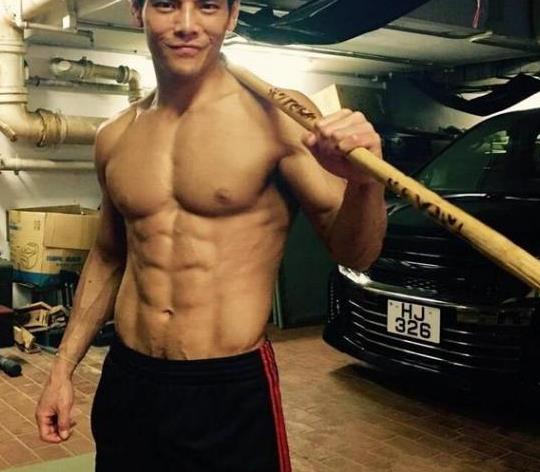 向佐健身练腰,向佐一身肌肉怎么锻炼的