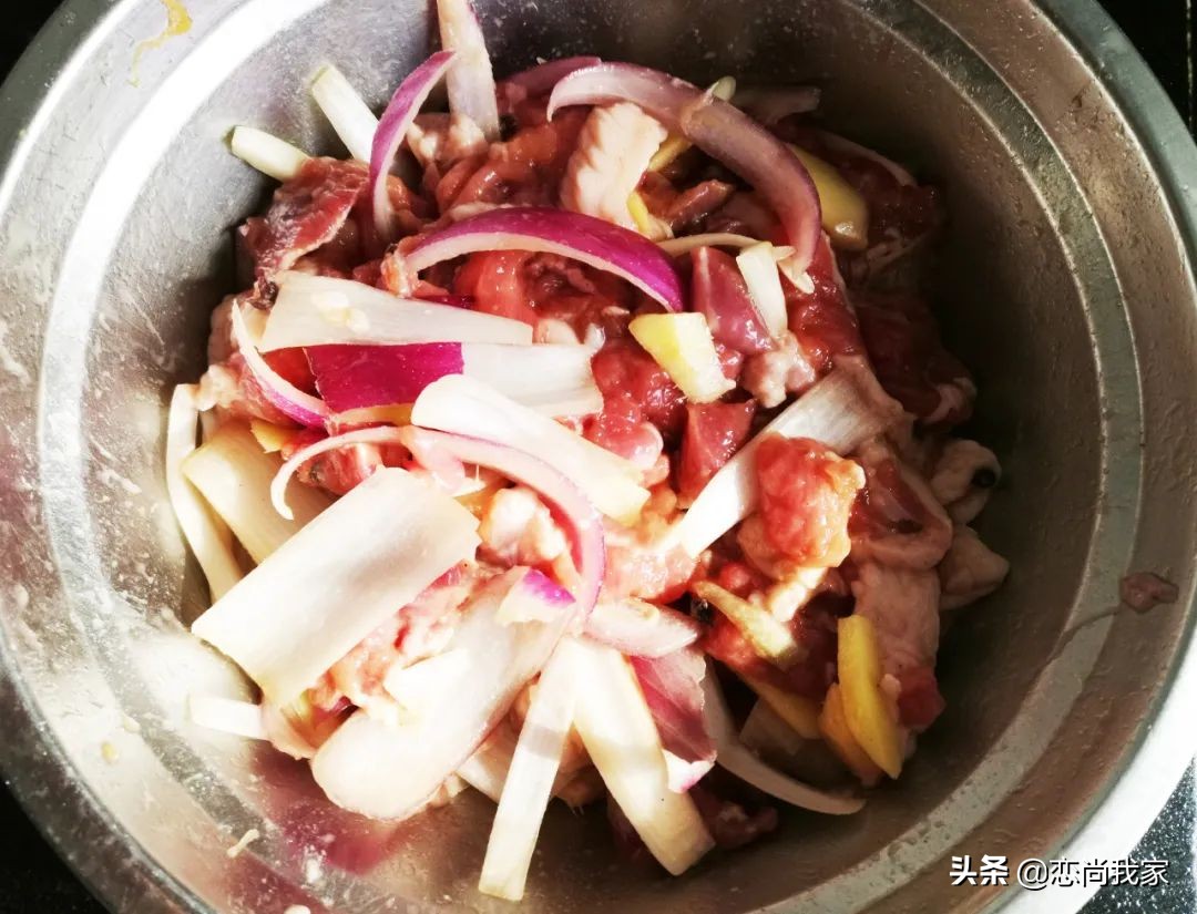 快过年了给家人做什么手工,在家烤羊肉串怎么做没有膻味儿