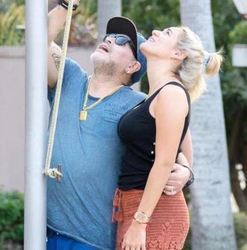 马拉多纳一生风流多情,球神马拉多纳