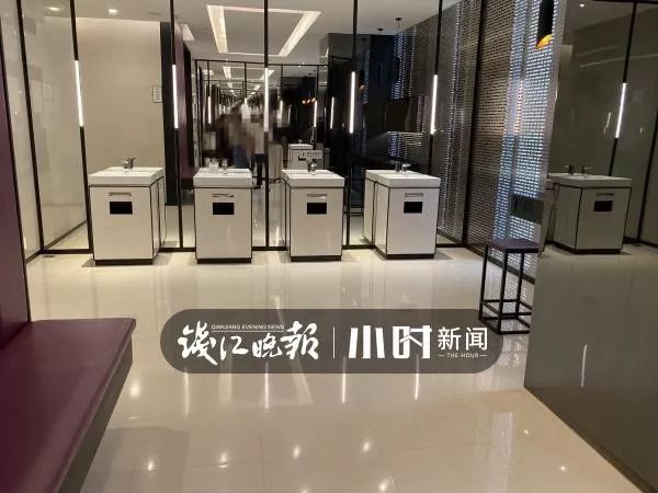 商场公厕收费被女生霸占,杭州厕所被霸占