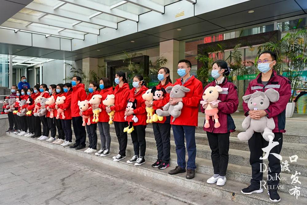 援鄂战疫英雄回家,抗疫情英雄回家重庆