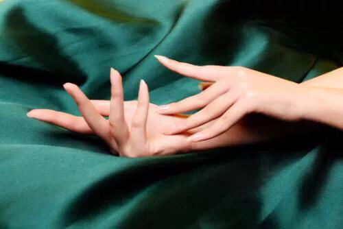 如何正确保养手部改善手部粗糙,如何保养手部使手部白嫩光滑