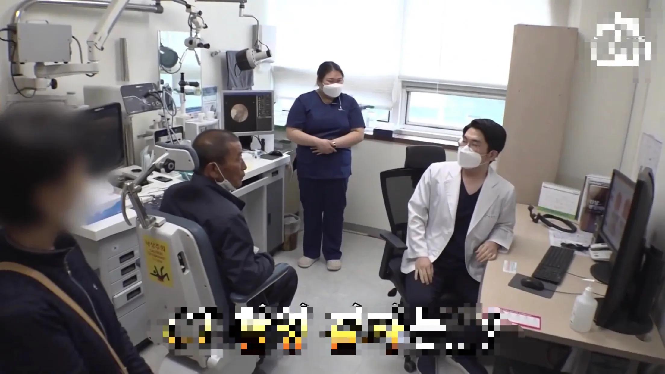 男人被蜘蛛缠身,男人被蜘蛛困住