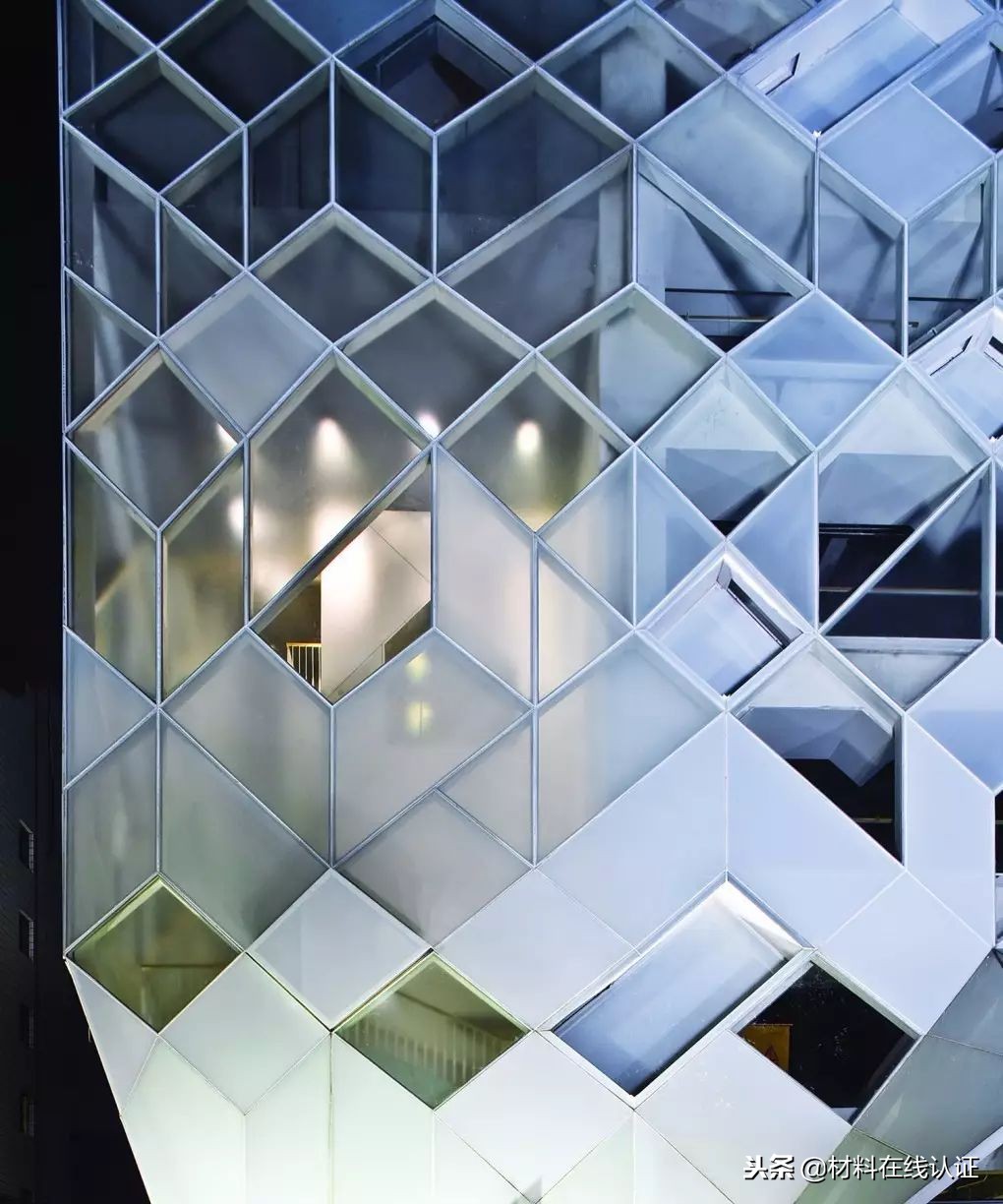 你还在用透明玻璃做立面吗？看看大师们都是怎么给玻璃上色的？