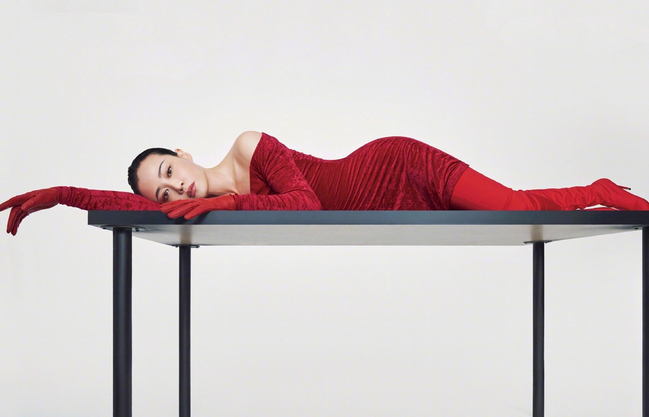 谭卓黑色连衣裙写真,谭卓黑色丝绒抹胸长裙