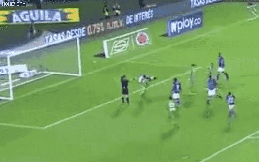 哥伦比亚神奇门将,神奇门将三连扑